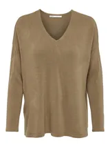 Sweater color marrón claro de tejido de punto suave, con cuello en V y mangas largas. Ideal para looks casuales o formales.