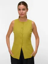 Chaleco sastrero sin mangas color verde lima, con cuello redondo y cierre frontal de botones forrados. Presenta bolsillos simulados y corte entallado.