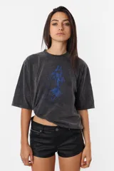 Remera gris oscuro con estampa azul, de mangas cortas y corte holgado.