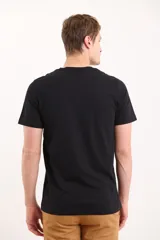 Remera negra de manga corta con cuello redondo y logo pequeño bordado en el pecho.