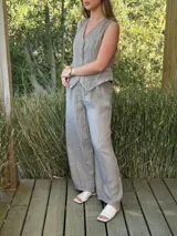 Pantalón negro de lino, corte ancho, con cintura elástica y bolsillos laterales.