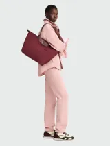 Bolso tote Longchamp modelo Le Pliage Green L, color burdeos, con detalles en cuero marrón en asas y solapa.