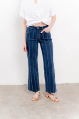 Pantalón de jean azul con corte recto y apliques de strass en líneas verticales.