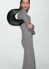 Vestido midi de punto fino color gris, con cuello perkins, diseño entallado y mangas largas.