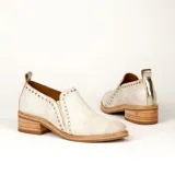 Zapato de cuero color marrón claro con taco de madera de 4cm y elástico en el empeine.