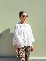 Camisa blanca de mangas 3/4 con detalles de broderie en las mangas y en el ruedo.