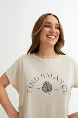 Vestido corto color verde oliva con estampado de dos rostros en color blanco.