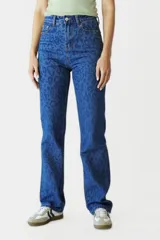 Pantalón de tiro alto, corte ancho y estampado animal print en tonos azules.