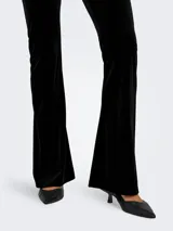 Pantalón negro de poliéster con corte ajustado y pierna acampanada.