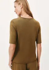 Blusa azul marino de tejido de punto, con cuello redondo y mangas cortas.