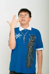 Chomba azul de piqué con cuello blanco, corte regular, manga corta con puños blancos, estampado con logo en la manga y bordado en el pecho.