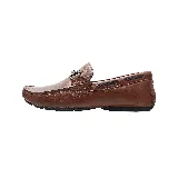 Mocasines marrones de cuero con detalle de hebilla metálica plateada y costuras en contraste.