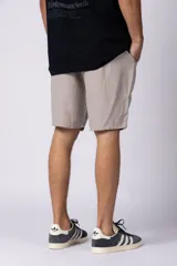 Bermudas color beige de lino, con cintura elástica y bolsillos laterales.