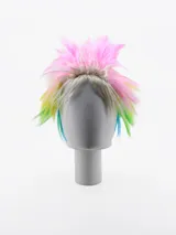 Peluca multicolor con corte mohicano y estilo punk rock.
