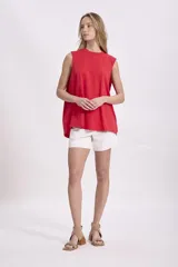 Bermuda de jean blanca con ruedo desflecado.