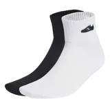 Pack de dos pares de medias Adidas Techfit de corte tobillero, un par de color blanco con logo de zapatilla y otro par de color negro.