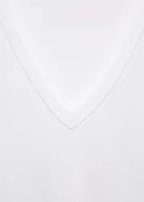 Camiseta blanca de manga corta con cuello en V y corte recto.