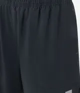 Bermuda deportiva masculina de poliéster, modelo running, color negro. Posee cintura elástica con ajuste interno, sin estampa y bolsillo trasero con cremallera.