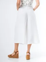 Bermuda blanca de corte ancho y largo midi.