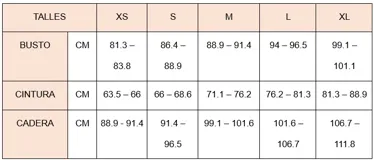 Vestido largo fucsia de satén con breteles finos, escote en V y abertura lateral en la pierna.