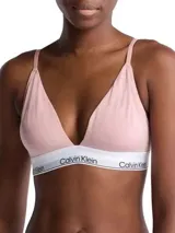 Brasier Calvin Klein color rosa pálido, estilo triángulo, con copas sin relleno y banda inferior elástica blanca con logo de la marca.
