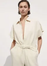 Mono largo color crema de bambula con cuello camisero, manga corta, cinturón ajustable y cierre frontal con botones.