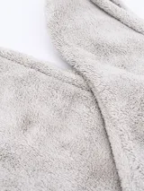 Toalla turbante de microfibra color gris claro, ideal para secar el pelo rápidamente.