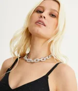 Collar corto plateado con eslabones grandes cubiertos de strass.