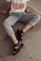 Sandalias color beige con tiras de cuero y ajuste con velcro, con base chunky negra.