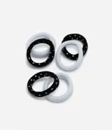 Set de seis gomitas para el pelo, tres blancas lisas y tres negras con estampado de lunares blancos.