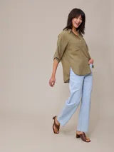 Pantalón de jean azul de corte recto, con tiro alto y bolsillos delanteros y traseros. Confeccionado en denim con elastano.