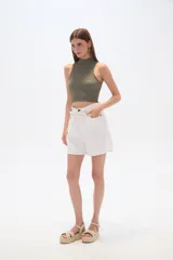 Short color crudo de jean con cintura paper bag, bolsillos laterales y calce alto.
