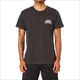 Remera de manga corta color negro con efecto gastado, cuello redondo y un pequeño estampado blanco en el pecho izquierdo con el texto "KATIN CUSTOMS" y texto adicional debajo.