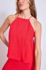 Blusa sin mangas color rojo, con cuello halter y corte holgado.