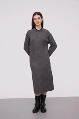Vestido de punto gris de corte ajustado con mangas largas y escote redondo.