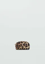 Neceser pequeño con estampado de leopardo, forro interior y cierre de cremallera.