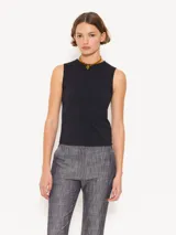Musculosa negra de algodón con cuello redondo y sisas amplias.