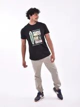 Remera verde militar de corte regular con estampado de flor celeste en el pecho.