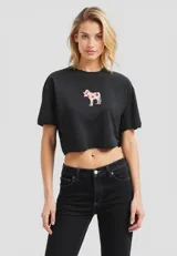 Remera cropped negra de algodón con estampado de un trozo de torta con cereza.