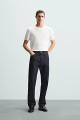 Camiseta de hombre de punto con mezcla de viscosa, a rayas horizontales blancas y azul marino. Tiene cuello redondo, manga corta y terminaciones en rib.