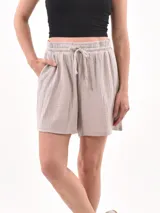 Short color verde con textura arrugada, cintura elástica con cordón ajustable y bolsillos laterales.