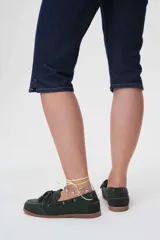 Náuticos de cuero color verde oscuro, con cordones de cuero marrón y suela de goma.