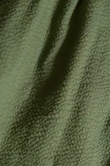 Camisa verde oliva de manga corta con textura seersucker, corte cuadrado, bolsillo en el pecho y botones de coco.