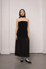 Vestido largo negro de gasa con lurex y punto smock.