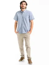Camisa de manga corta con estampado de cuadros azules y blancos.