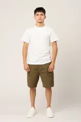 Bermuda cargo color verde oliva, de gabardina con lycra, corte a la rodilla y bolsillos laterales con fuelle y tapa.