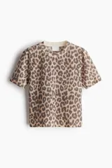Remera corta de punto fino con estampado de leopardo, cuello redondo y mangas cortas.