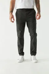 Pantalón chino clásico color ladrillo, de corte slim, con presillas para cinturón.