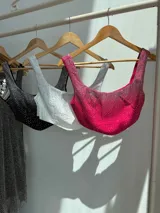 Corset fucsia cubierto con pedrería, con espalda elastizada y cierre.