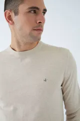 Sweater de algodón con cashmere color beige, de corte clásico, con cuello redondo a la base, puños y dobladillo acanalados y logo bordado en el pecho.